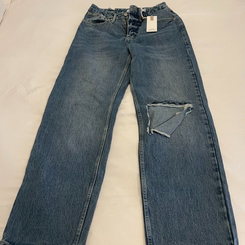 Good 90's jeans from Good American baggy through the bottom.